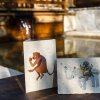 Již hotové výrobky ze sloního papíru lze zakoupit v obchůdcích v areálu či prostřednictvím e-shopu. Foto: Petr Hamerník, Zoo Praha